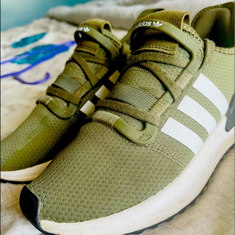 Women’s Adidas Senakers